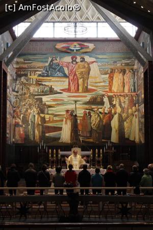 P17 [FEB-2018] Nazareth, Biserica Bunavestire Catolică, Altarul, unde un preot ţinea o slujbă, impresionează prin mozaicul de pe pereţi