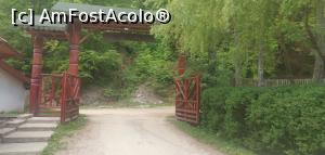P01 [MAY-2022] Intrarea Păstrăvăriei Brătioara, un loc frumos, în mijlocul pădurii.