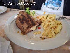 [P28] Ohrid, Restaurantul de la Stație, Masa noastră cu Pleșkavița umplută cu cașcaval » foto by mprofeanu
 - 
<span class="allrVoted glyphicon glyphicon-heart hidden" id="av1540136"></span>
<a class="m-l-10 hidden" id="sv1540136" onclick="voting_Foto_DelVot(,1540136,22630)" role="button">șterge vot <span class="glyphicon glyphicon-remove"></span></a>
<a id="v91540136" class=" c-red"  onclick="voting_Foto_SetVot(1540136)" role="button"><span class="glyphicon glyphicon-heart-empty"></span> <b>LIKE</b> = Votează poza</a> <img class="hidden"  id="f1540136W9" src="/imagini/loader.gif" border="0" /><span class="AjErrMes hidden" id="e1540136ErM"></span>