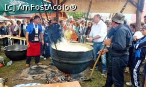 [P06] Pentru publicul larg se pregăteşte gratuit acest ceaun uriaş în care, pe lângă apă, sare, jumări au intrat și 250 Kg mălai și 175 Kg brânză (2013)  » foto by Lucien
 - 
<span class="allrVoted glyphicon glyphicon-heart hidden" id="av729343"></span>
<a class="m-l-10 hidden" id="sv729343" onclick="voting_Foto_DelVot(,729343,22696)" role="button">șterge vot <span class="glyphicon glyphicon-remove"></span></a>
<a id="v9729343" class=" c-red"  onclick="voting_Foto_SetVot(729343)" role="button"><span class="glyphicon glyphicon-heart-empty"></span> <b>LIKE</b> = Votează poza</a> <img class="hidden"  id="f729343W9" src="/imagini/loader.gif" border="0" /><span class="AjErrMes hidden" id="e729343ErM"></span>