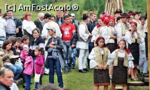 [P09] Cu farfuria în mână, în aşteptarea începerii spectacolului folcloric (2013)  » foto by Lucien
 - 
<span class="allrVoted glyphicon glyphicon-heart hidden" id="av729346"></span>
<a class="m-l-10 hidden" id="sv729346" onclick="voting_Foto_DelVot(,729346,22696)" role="button">șterge vot <span class="glyphicon glyphicon-remove"></span></a>
<a id="v9729346" class=" c-red"  onclick="voting_Foto_SetVot(729346)" role="button"><span class="glyphicon glyphicon-heart-empty"></span> <b>LIKE</b> = Votează poza</a> <img class="hidden"  id="f729346W9" src="/imagini/loader.gif" border="0" /><span class="AjErrMes hidden" id="e729346ErM"></span>