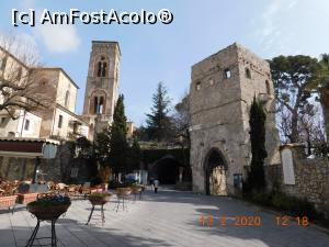 P20 [FEB-2020] Piazza Duomo din Ravello cu Turnul Porţii Villei Rufolo şi turnul clopotniţei Domului
