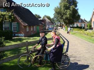 P03 [JUL-2017] Pe drumul unei ferme originale din Staphorst... doi tineri localnici pe vestitele biciclete din Staphorst cu rochiță pe spițe. 