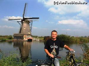 [P20] Cu bicicleta inchiriata, in cel mai olandez decor, autorul nu vrea puncte, ci doar sa se laude ca a ajuns la Kinderdijk.  » foto by Radu Tudoran
 - 
<span class="allrVoted glyphicon glyphicon-heart hidden" id="av672915"></span>
<a class="m-l-10 hidden" id="sv672915" onclick="voting_Foto_DelVot(,672915,22939)" role="button">șterge vot <span class="glyphicon glyphicon-remove"></span></a>
<a id="v9672915" class=" c-red"  onclick="voting_Foto_SetVot(672915)" role="button"><span class="glyphicon glyphicon-heart-empty"></span> <b>LIKE</b> = Votează poza</a> <img class="hidden"  id="f672915W9" src="/imagini/loader.gif" border="0" /><span class="AjErrMes hidden" id="e672915ErM"></span>