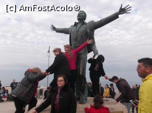 [P25] Monumentul lui Domenico Modugno. O mare de oameni voiau să facă poze în același timp.  » foto by Aurici
 - 
<span class="allrVoted glyphicon glyphicon-heart hidden" id="av736362"></span>
<a class="m-l-10 hidden" id="sv736362" onclick="voting_Foto_DelVot(,736362,22941)" role="button">șterge vot <span class="glyphicon glyphicon-remove"></span></a>
<a id="v9736362" class=" c-red"  onclick="voting_Foto_SetVot(736362)" role="button"><span class="glyphicon glyphicon-heart-empty"></span> <b>LIKE</b> = Votează poza</a> <img class="hidden"  id="f736362W9" src="/imagini/loader.gif" border="0" /><span class="AjErrMes hidden" id="e736362ErM"></span>