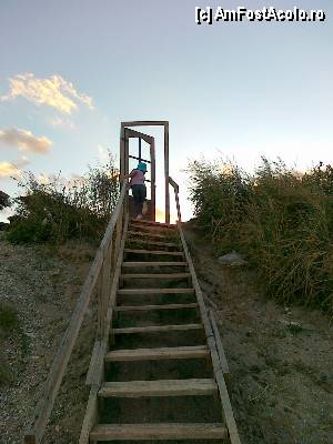 P25 [SEP-2012] scara (cu usa!!!) care urca de la nivelul plajei spre cherhana