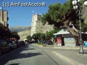 P01 [AUG-2017] Ne apropiem de cetatea din Ioannina, în spatele căreia se află debarcaderul. 