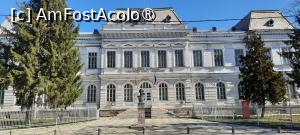 [P01] Bârlad, Colegiul Național „Gheorghe Roșca Codreanu”, În fața lui Bustul „Gheorghe Roşca Codreanu” turnat din bronz » foto by mprofeanu
 - 
<span class="allrVoted glyphicon glyphicon-heart hidden" id="av1477850"></span>
<a class="m-l-10 hidden" id="sv1477850" onclick="voting_Foto_DelVot(,1477850,23117)" role="button">șterge vot <span class="glyphicon glyphicon-remove"></span></a>
<a id="v91477850" class=" c-red"  onclick="voting_Foto_SetVot(1477850)" role="button"><span class="glyphicon glyphicon-heart-empty"></span> <b>LIKE</b> = Votează poza</a> <img class="hidden"  id="f1477850W9" src="/imagini/loader.gif" border="0" /><span class="AjErrMes hidden" id="e1477850ErM"></span>