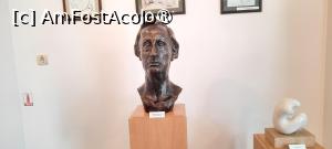 [P20] Bârlad, Pavilionul Expozițional „Marcel Guguianu”, cap Marcel Guguianu creație Ion Irimescu » foto by mprofeanu
 - 
<span class="allrVoted glyphicon glyphicon-heart hidden" id="av1477869"></span>
<a class="m-l-10 hidden" id="sv1477869" onclick="voting_Foto_DelVot(,1477869,23117)" role="button">șterge vot <span class="glyphicon glyphicon-remove"></span></a>
<a id="v91477869" class=" c-red"  onclick="voting_Foto_SetVot(1477869)" role="button"><span class="glyphicon glyphicon-heart-empty"></span> <b>LIKE</b> = Votează poza</a> <img class="hidden"  id="f1477869W9" src="/imagini/loader.gif" border="0" /><span class="AjErrMes hidden" id="e1477869ErM"></span>