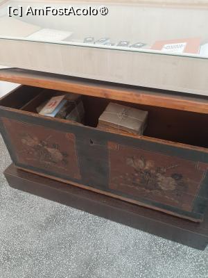 [P22] Centrul „Mihai Eminescu”
Lada cu manuscrise (?) » foto by adso
 - 
<span class="allrVoted glyphicon glyphicon-heart hidden" id="av1522534"></span>
<a class="m-l-10 hidden" id="sv1522534" onclick="voting_Foto_DelVot(,1522534,23117)" role="button">șterge vot <span class="glyphicon glyphicon-remove"></span></a>
<a id="v91522534" class=" c-red"  onclick="voting_Foto_SetVot(1522534)" role="button"><span class="glyphicon glyphicon-heart-empty"></span> <b>LIKE</b> = Votează poza</a> <img class="hidden"  id="f1522534W9" src="/imagini/loader.gif" border="0" /><span class="AjErrMes hidden" id="e1522534ErM"></span>