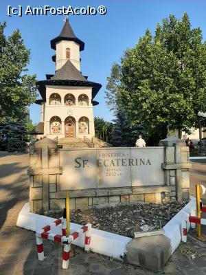 [P49] Spitalul Municipal
Biserica Sf. Ecaterina » foto by adso
 - 
<span class="allrVoted glyphicon glyphicon-heart hidden" id="av1522561"></span>
<a class="m-l-10 hidden" id="sv1522561" onclick="voting_Foto_DelVot(,1522561,23117)" role="button">șterge vot <span class="glyphicon glyphicon-remove"></span></a>
<a id="v91522561" class=" c-red"  onclick="voting_Foto_SetVot(1522561)" role="button"><span class="glyphicon glyphicon-heart-empty"></span> <b>LIKE</b> = Votează poza</a> <img class="hidden"  id="f1522561W9" src="/imagini/loader.gif" border="0" /><span class="AjErrMes hidden" id="e1522561ErM"></span>