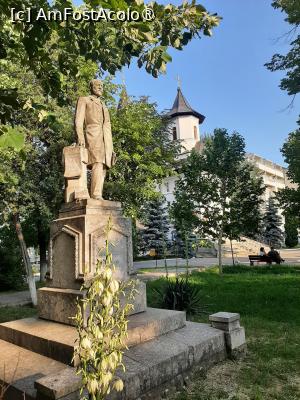 [P56] Spitalul Municipal
Statuia Dr. Constantin Codrescu » foto by adso
 - 
<span class="allrVoted glyphicon glyphicon-heart hidden" id="av1522568"></span>
<a class="m-l-10 hidden" id="sv1522568" onclick="voting_Foto_DelVot(,1522568,23117)" role="button">șterge vot <span class="glyphicon glyphicon-remove"></span></a>
<a id="v91522568" class=" c-red"  onclick="voting_Foto_SetVot(1522568)" role="button"><span class="glyphicon glyphicon-heart-empty"></span> <b>LIKE</b> = Votează poza</a> <img class="hidden"  id="f1522568W9" src="/imagini/loader.gif" border="0" /><span class="AjErrMes hidden" id="e1522568ErM"></span>