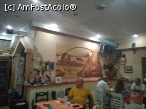 [P04] Taverna Makis - observați pescarul cu cască ce aduce a... Orientul Îndepărtat.  » foto by Carmen Ion
 - 
<span class="allrVoted glyphicon glyphicon-heart hidden" id="av1022260"></span>
<a class="m-l-10 hidden" id="sv1022260" onclick="voting_Foto_DelVot(,1022260,23183)" role="button">șterge vot <span class="glyphicon glyphicon-remove"></span></a>
<a id="v91022260" class=" c-red"  onclick="voting_Foto_SetVot(1022260)" role="button"><span class="glyphicon glyphicon-heart-empty"></span> <b>LIKE</b> = Votează poza</a> <img class="hidden"  id="f1022260W9" src="/imagini/loader.gif" border="0" /><span class="AjErrMes hidden" id="e1022260ErM"></span>