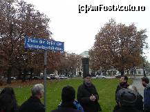[P27] Piața Victimelor Național-socialismului, situată într-un colț al Maximiliansplatz. În fundal – monumentul închinat victimelor (nefericit obturat de un copac). Cu ochelari și șapcă – ghidul. Știa foarte bine amănunte din întreaga istorie a războiului II » foto by abancor
 - 
<span class="allrVoted glyphicon glyphicon-heart hidden" id="av408571"></span>
<a class="m-l-10 hidden" id="sv408571" onclick="voting_Foto_DelVot(,408571,23259)" role="button">șterge vot <span class="glyphicon glyphicon-remove"></span></a>
<a id="v9408571" class=" c-red"  onclick="voting_Foto_SetVot(408571)" role="button"><span class="glyphicon glyphicon-heart-empty"></span> <b>LIKE</b> = Votează poza</a> <img class="hidden"  id="f408571W9" src="/imagini/loader.gif" border="0" /><span class="AjErrMes hidden" id="e408571ErM"></span>