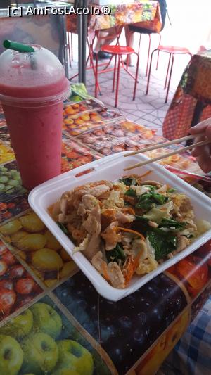 [P09] mancare stradala - padthai cu pui + shake de fructe » foto by r-Uca
 - 
<span class="allrVoted glyphicon glyphicon-heart hidden" id="av935136"></span>
<a class="m-l-10 hidden" id="sv935136" onclick="voting_Foto_DelVot(,935136,23285)" role="button">șterge vot <span class="glyphicon glyphicon-remove"></span></a>
<a id="v9935136" class=" c-red"  onclick="voting_Foto_SetVot(935136)" role="button"><span class="glyphicon glyphicon-heart-empty"></span> <b>LIKE</b> = Votează poza</a> <img class="hidden"  id="f935136W9" src="/imagini/loader.gif" border="0" /><span class="AjErrMes hidden" id="e935136ErM"></span>