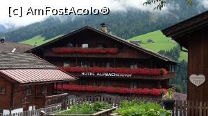 P15 [AUG-2016] Hotel cu balcoane şi  flori,iar  în fundal câmpii verzi în satul alpin Alpbach, Tirol, Austria.
