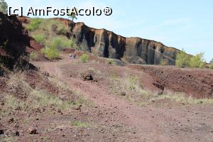 [P11] Complexul Geologic Racoș, Vulcanul Racoș, Poteca de ieșire din crater, turiștii cu care ne-am întâlnit, se urcă și se merge apoi în stânga în partea estică a vulcanului... » foto by mprofeanu
 - 
<span class="allrVoted glyphicon glyphicon-heart hidden" id="av1167758"></span>
<a class="m-l-10 hidden" id="sv1167758" onclick="voting_Foto_DelVot(,1167758,23427)" role="button">șterge vot <span class="glyphicon glyphicon-remove"></span></a>
<a id="v91167758" class=" c-red"  onclick="voting_Foto_SetVot(1167758)" role="button"><span class="glyphicon glyphicon-heart-empty"></span> <b>LIKE</b> = Votează poza</a> <img class="hidden"  id="f1167758W9" src="/imagini/loader.gif" border="0" /><span class="AjErrMes hidden" id="e1167758ErM"></span>