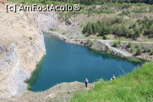 [P22] Complexul Geologic Racoș, Lacul de Smarald de la Cariera Brazi un triunghi de smarald ce se mărește când te apropii de el, turiștii erau pe jos pe la baza lui.... » foto by mprofeanu
 - 
<span class="allrVoted glyphicon glyphicon-heart hidden" id="av1167769"></span>
<a class="m-l-10 hidden" id="sv1167769" onclick="voting_Foto_DelVot(,1167769,23427)" role="button">șterge vot <span class="glyphicon glyphicon-remove"></span></a>
<a id="v91167769" class=" c-red"  onclick="voting_Foto_SetVot(1167769)" role="button"><span class="glyphicon glyphicon-heart-empty"></span> <b>LIKE</b> = Votează poza</a> <img class="hidden"  id="f1167769W9" src="/imagini/loader.gif" border="0" /><span class="AjErrMes hidden" id="e1167769ErM"></span>