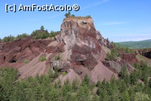 P04 [MAY-2019] Complexul Geologic Racoș, Vulcanul Racoș, Conul Vulcanului, centrul lui de erupție, astăzi turn de lavă solidificată, poză mărită