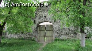 P04 [MAY-2016] Intrarea în castel; a se observa zidurile de apărare cu găuri de tragere