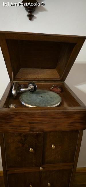 [P39] 39.  .... alături de un patefon pe care îl apreciez ceva mai modern. » foto by msnd
 - 
<span class="allrVoted glyphicon glyphicon-heart hidden" id="av1508937"></span>
<a class="m-l-10 hidden" id="sv1508937" onclick="voting_Foto_DelVot(,1508937,23475)" role="button">șterge vot <span class="glyphicon glyphicon-remove"></span></a>
<a id="v91508937" class=" c-red"  onclick="voting_Foto_SetVot(1508937)" role="button"><span class="glyphicon glyphicon-heart-empty"></span> <b>LIKE</b> = Votează poza</a> <img class="hidden"  id="f1508937W9" src="/imagini/loader.gif" border="0" /><span class="AjErrMes hidden" id="e1508937ErM"></span>