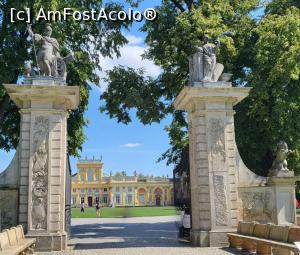 [P04] Poarta principala, masiva, sprijinita pe coloanele inalte de granit sculptat, in varful carora sunt asezate doua statui reprezentandu-i pe Marte si pe Venus, simbolizand razboiul si pacea. Curtea este pazita de un urs, personificare a perseverentei si curajului si de un caine, simbolizand vigilenta si fidelitatea. » foto by geani anto
 - 
<span class="allrVoted glyphicon glyphicon-heart hidden" id="av1343590"></span>
<a class="m-l-10 hidden" id="sv1343590" onclick="voting_Foto_DelVot(,1343590,23586)" role="button">șterge vot <span class="glyphicon glyphicon-remove"></span></a>
<a id="v91343590" class=" c-red"  onclick="voting_Foto_SetVot(1343590)" role="button"><span class="glyphicon glyphicon-heart-empty"></span> <b>LIKE</b> = Votează poza</a> <img class="hidden"  id="f1343590W9" src="/imagini/loader.gif" border="0" /><span class="AjErrMes hidden" id="e1343590ErM"></span>