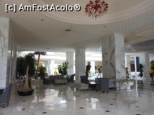 [P05] Iberostar Kantaoui Bay - În lobby, candelabre, plante ornamentale și stâlpi de marmură.  » foto by iulianic
 - 
<span class="allrVoted glyphicon glyphicon-heart hidden" id="av1075964"></span>
<a class="m-l-10 hidden" id="sv1075964" onclick="voting_Foto_DelVot(,1075964,23960)" role="button">șterge vot <span class="glyphicon glyphicon-remove"></span></a>
<a id="v91075964" class=" c-red"  onclick="voting_Foto_SetVot(1075964)" role="button"><span class="glyphicon glyphicon-heart-empty"></span> <b>LIKE</b> = Votează poza</a> <img class="hidden"  id="f1075964W9" src="/imagini/loader.gif" border="0" /><span class="AjErrMes hidden" id="e1075964ErM"></span>