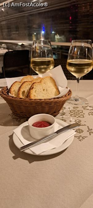 [P05] Cockney`s Restaurant, pâine, sos roșu » foto by irinad
 - 
<span class="allrVoted glyphicon glyphicon-heart hidden" id="av1512192"></span>
<a class="m-l-10 hidden" id="sv1512192" onclick="voting_Foto_DelVot(,1512192,23969)" role="button">șterge vot <span class="glyphicon glyphicon-remove"></span></a>
<a id="v91512192" class=" c-red"  onclick="voting_Foto_SetVot(1512192)" role="button"><span class="glyphicon glyphicon-heart-empty"></span> <b>LIKE</b> = Votează poza</a> <img class="hidden"  id="f1512192W9" src="/imagini/loader.gif" border="0" /><span class="AjErrMes hidden" id="e1512192ErM"></span>