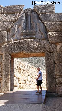 [P01] Poarta Leilor, monument de-o inestimabilă valoare, reprezintă însăşi puterea regală a Atrizilor; doi lei sprijină o coloană,aceasta întruchipând palatul, citadela. Dar coloana stă pe un altar cretan, care la rândul său oglindeşte sacrul care există în puterea regală. » foto by Daniel trezitu
 - 
<span class="allrVoted glyphicon glyphicon-heart hidden" id="av18900"></span>
<a class="m-l-10 hidden" id="sv18900" onclick="voting_Foto_DelVot(,18900,23974)" role="button">șterge vot <span class="glyphicon glyphicon-remove"></span></a>
<a id="v918900" class=" c-red"  onclick="voting_Foto_SetVot(18900)" role="button"><span class="glyphicon glyphicon-heart-empty"></span> <b>LIKE</b> = Votează poza</a> <img class="hidden"  id="f18900W9" src="/imagini/loader.gif" border="0" /><span class="AjErrMes hidden" id="e18900ErM"></span>