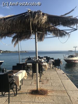 P08 [JUN-2018] O umbrelă smotocită de vântul Adriaticii... <p> Eram pe pontonul Lavander