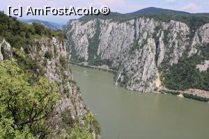 P08 [AUG-2020] Parcul Natural Porțile de Fier, Masivul Ciucaru Mare, Cazanele Mari și Muntele Veliki Strbac (Serbia) văzute de la primul Punct de belvedere de pe Traseu, poză mărită...