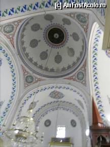 [P92] Hazreti Cabir Camii sau Moscheea Atik Mustafa Pasa, o veche biserica bizantina convertita in moschee. Cladirea a fost identiicata ata cu Biserica Sfintilor Petru si Marc cat si cu Biserica Sfintei Thekla – o constructie de prin secolul 11. Interior. Or fi fresce sau mozaicuri sub vopsea?? » foto by TraianS
 - 
<span class="allrVoted glyphicon glyphicon-heart hidden" id="av329260"></span>
<a class="m-l-10 hidden" id="sv329260" onclick="voting_Foto_DelVot(,329260,24606)" role="button">șterge vot <span class="glyphicon glyphicon-remove"></span></a>
<a id="v9329260" class=" c-red"  onclick="voting_Foto_SetVot(329260)" role="button"><span class="glyphicon glyphicon-heart-empty"></span> <b>LIKE</b> = Votează poza</a> <img class="hidden"  id="f329260W9" src="/imagini/loader.gif" border="0" /><span class="AjErrMes hidden" id="e329260ErM"></span>