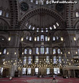 [P29] Moscheea Fatih - interior » foto by Carmen Ion
 - 
<span class="allrVoted glyphicon glyphicon-heart hidden" id="av565785"></span>
<a class="m-l-10 hidden" id="sv565785" onclick="voting_Foto_DelVot(,565785,24606)" role="button">șterge vot <span class="glyphicon glyphicon-remove"></span></a>
<a id="v9565785" class=" c-red"  onclick="voting_Foto_SetVot(565785)" role="button"><span class="glyphicon glyphicon-heart-empty"></span> <b>LIKE</b> = Votează poza</a> <img class="hidden"  id="f565785W9" src="/imagini/loader.gif" border="0" /><span class="AjErrMes hidden" id="e565785ErM"></span>