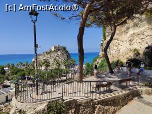 [P16] Un punct de belvedere intermediar pe scările ce urcă în oraș, cu vedere la insulă » foto by crismis
 - 
<span class="allrVoted glyphicon glyphicon-heart hidden" id="av1498467"></span>
<a class="m-l-10 hidden" id="sv1498467" onclick="voting_Foto_DelVot(,1498467,24664)" role="button">șterge vot <span class="glyphicon glyphicon-remove"></span></a>
<a id="v91498467" class=" c-red"  onclick="voting_Foto_SetVot(1498467)" role="button"><span class="glyphicon glyphicon-heart-empty"></span> <b>LIKE</b> = Votează poza</a> <img class="hidden"  id="f1498467W9" src="/imagini/loader.gif" border="0" /><span class="AjErrMes hidden" id="e1498467ErM"></span>