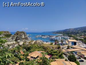 [P04] Portul și stânca San Leonardo (stânga) văzute de sus; la baza stâncii se află hotelul nostru » foto by crismis
 - 
<span class="allrVoted glyphicon glyphicon-heart hidden" id="av1498455"></span>
<a class="m-l-10 hidden" id="sv1498455" onclick="voting_Foto_DelVot(,1498455,24664)" role="button">șterge vot <span class="glyphicon glyphicon-remove"></span></a>
<a id="v91498455" class=" c-red"  onclick="voting_Foto_SetVot(1498455)" role="button"><span class="glyphicon glyphicon-heart-empty"></span> <b>LIKE</b> = Votează poza</a> <img class="hidden"  id="f1498455W9" src="/imagini/loader.gif" border="0" /><span class="AjErrMes hidden" id="e1498455ErM"></span>