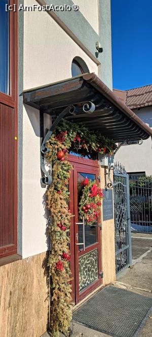 [P03] Intrare spre Recepție, direct de pe trotuar. » foto by tata123 🔱
 - 
<span class="allrVoted glyphicon glyphicon-heart hidden" id="av1516638"></span>
<a class="m-l-10 hidden" id="sv1516638" onclick="voting_Foto_DelVot(,1516638,24704)" role="button">șterge vot <span class="glyphicon glyphicon-remove"></span></a>
<a id="v91516638" class=" c-red"  onclick="voting_Foto_SetVot(1516638)" role="button"><span class="glyphicon glyphicon-heart-empty"></span> <b>LIKE</b> = Votează poza</a> <img class="hidden"  id="f1516638W9" src="/imagini/loader.gif" border="0" /><span class="AjErrMes hidden" id="e1516638ErM"></span>