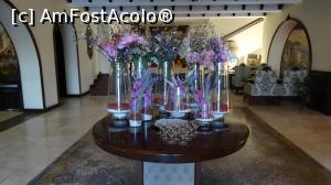 P13 [OCT-2018] Agacli Tesisleri Ihlara Hotel: un frumos aranjament floral în holul de la intrare