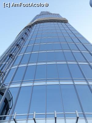 [P47] Am urcat in Burj Al Khalifa; Pana la etajul 124 cu liftul; am crezut ca sunt undeva in viitor, sau intr-un film sf. Vreau sa va arat ca de fapt nu suntem in varf; dimpotriva ia uitati-va cat mai este pana sus!!! am inteles ca Emirul are apartamente acolo sus » foto by nela b
 - 
<span class="allrVoted glyphicon glyphicon-heart hidden" id="av1065371"></span>
<a class="m-l-10 hidden" id="sv1065371" onclick="voting_Foto_DelVot(,1065371,24831)" role="button">șterge vot <span class="glyphicon glyphicon-remove"></span></a>
<a id="v91065371" class=" c-red"  onclick="voting_Foto_SetVot(1065371)" role="button"><span class="glyphicon glyphicon-heart-empty"></span> <b>LIKE</b> = Votează poza</a> <img class="hidden"  id="f1065371W9" src="/imagini/loader.gif" border="0" /><span class="AjErrMes hidden" id="e1065371ErM"></span>