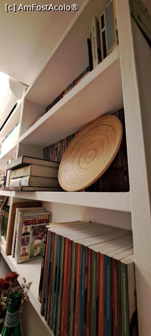 [P37] Ristorante Parlor, cărțile de lângă masa noastră » foto by irinad
 - 
<span class="allrVoted glyphicon glyphicon-heart hidden" id="av1520209"></span>
<a class="m-l-10 hidden" id="sv1520209" onclick="voting_Foto_DelVot(,1520209,24890)" role="button">șterge vot <span class="glyphicon glyphicon-remove"></span></a>
<a id="v91520209" class=" c-red"  onclick="voting_Foto_SetVot(1520209)" role="button"><span class="glyphicon glyphicon-heart-empty"></span> <b>LIKE</b> = Votează poza</a> <img class="hidden"  id="f1520209W9" src="/imagini/loader.gif" border="0" /><span class="AjErrMes hidden" id="e1520209ErM"></span>