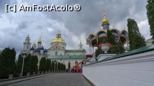 P07 [JUL-2018] Sfânta Lavră Poceaev: Catedrala Adormirea Maicii Domnului în fundal și Aghiasmatarul în dreapta