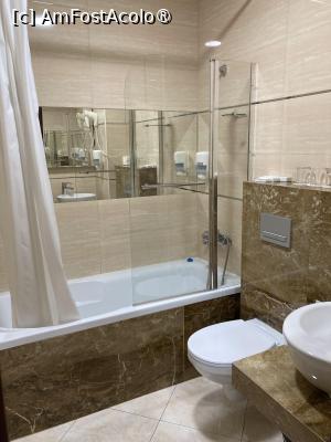 [P13] Baia pe poliță se văd cutiile cu periuța de dinți , cutia cu discuri și bețișoare de urechi și cutia cu pastă de dinti și periuta » foto by aurora56
 - 
<span class="allrVoted glyphicon glyphicon-heart hidden" id="av1520302"></span>
<a class="m-l-10 hidden" id="sv1520302" onclick="voting_Foto_DelVot(,1520302,25032)" role="button">șterge vot <span class="glyphicon glyphicon-remove"></span></a>
<a id="v91520302" class=" c-red"  onclick="voting_Foto_SetVot(1520302)" role="button"><span class="glyphicon glyphicon-heart-empty"></span> <b>LIKE</b> = Votează poza</a> <img class="hidden"  id="f1520302W9" src="/imagini/loader.gif" border="0" /><span class="AjErrMes hidden" id="e1520302ErM"></span>