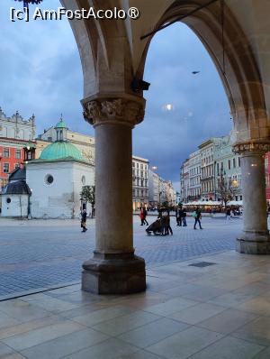 [P30] Cafe Noworolski; vedere spre piață » foto by crismis
 - 
<span class="allrVoted glyphicon glyphicon-heart hidden" id="av1478737"></span>
<a class="m-l-10 hidden" id="sv1478737" onclick="voting_Foto_DelVot(,1478737,25056)" role="button">șterge vot <span class="glyphicon glyphicon-remove"></span></a>
<a id="v91478737" class=" c-red"  onclick="voting_Foto_SetVot(1478737)" role="button"><span class="glyphicon glyphicon-heart-empty"></span> <b>LIKE</b> = Votează poza</a> <img class="hidden"  id="f1478737W9" src="/imagini/loader.gif" border="0" /><span class="AjErrMes hidden" id="e1478737ErM"></span>