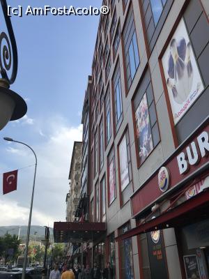 P02 [MAY-2018] Burger King Kütahya - Intrarea în restaurant aflată la doi paşi de intrarea în hotel