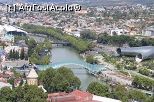 P06 [SEP-2019] Georgia, Tbilisi, În prim plan Sala de Concerte Rike și Podul Păcii, în dreapta Podul Nikoloz Baratashvili, Râul Kura ( Mtkvari ), între cele două poduri puțin în stânga în orașul vechi era cazarea noastră
