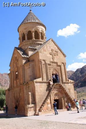 [P64] Armenia, Noravank, Biserica Astvatsatsin, Fațada cu scările ei și laterala de nord, culoarea spre roz a bisericii, era la plecare după amiază când soarele o colora diferit, mi-am adus aminte de Petra...  » foto by mprofeanu
 - 
<span class="allrVoted glyphicon glyphicon-heart hidden" id="av1115403"></span>
<a class="m-l-10 hidden" id="sv1115403" onclick="voting_Foto_DelVot(,1115403,25788)" role="button">șterge vot <span class="glyphicon glyphicon-remove"></span></a>
<a id="v91115403" class=" c-red"  onclick="voting_Foto_SetVot(1115403)" role="button"><span class="glyphicon glyphicon-heart-empty"></span> <b>LIKE</b> = Votează poza</a> <img class="hidden"  id="f1115403W9" src="/imagini/loader.gif" border="0" /><span class="AjErrMes hidden" id="e1115403ErM"></span>