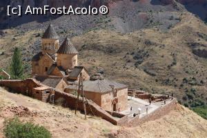 [P85] Armenia, Noravank, se vede bine Gavitul de formă pătrată cu acoperiș cu o mică lucarnă și superba fațadă din fața Bisericii Stepanos Nakhaveka » foto by mprofeanu
 - 
<span class="allrVoted glyphicon glyphicon-heart hidden" id="av1115427"></span>
<a class="m-l-10 hidden" id="sv1115427" onclick="voting_Foto_DelVot(,1115427,25788)" role="button">șterge vot <span class="glyphicon glyphicon-remove"></span></a>
<a id="v91115427" class=" c-red"  onclick="voting_Foto_SetVot(1115427)" role="button"><span class="glyphicon glyphicon-heart-empty"></span> <b>LIKE</b> = Votează poza</a> <img class="hidden"  id="f1115427W9" src="/imagini/loader.gif" border="0" /><span class="AjErrMes hidden" id="e1115427ErM"></span>