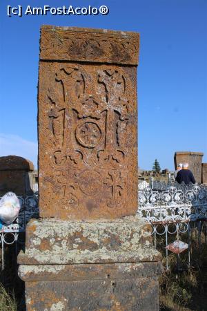 [P13] Armenia, Cimitirul Noratus, Un khachkar dublu cu o frumoasă piatră de mormânt aproape de intrare, pe traseul “Plimbare pe jos în Cimitirul Noratus” » foto by mprofeanu
 - 
<span class="allrVoted glyphicon glyphicon-heart hidden" id="av1123140"></span>
<a class="m-l-10 hidden" id="sv1123140" onclick="voting_Foto_DelVot(,1123140,25788)" role="button">șterge vot <span class="glyphicon glyphicon-remove"></span></a>
<a id="v91123140" class=" c-red"  onclick="voting_Foto_SetVot(1123140)" role="button"><span class="glyphicon glyphicon-heart-empty"></span> <b>LIKE</b> = Votează poza</a> <img class="hidden"  id="f1123140W9" src="/imagini/loader.gif" border="0" /><span class="AjErrMes hidden" id="e1123140ErM"></span>