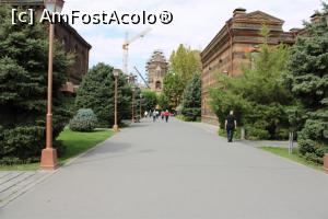 [P17] Echmiadzin Complex. Plimbare spre Catedrală, în stanga clădirea adăpostește un mare magazin cu obiecte bisericești, suveniruri..., în plan îndepartat se vede puțin Catedrala » foto by mprofeanu
 - 
<span class="allrVoted glyphicon glyphicon-heart hidden" id="av1135580"></span>
<a class="m-l-10 hidden" id="sv1135580" onclick="voting_Foto_DelVot(,1135580,25788)" role="button">șterge vot <span class="glyphicon glyphicon-remove"></span></a>
<a id="v91135580" class=" c-red"  onclick="voting_Foto_SetVot(1135580)" role="button"><span class="glyphicon glyphicon-heart-empty"></span> <b>LIKE</b> = Votează poza</a> <img class="hidden"  id="f1135580W9" src="/imagini/loader.gif" border="0" /><span class="AjErrMes hidden" id="e1135580ErM"></span>