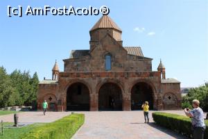 [P55] Echmiadzin, Biserica Sf. Gayane capodoperă arhitecturală a creștinismului timpuriu din Armenia, frumoasă nu așa de înaltă ca Biserica Sf. Hripsime dar armonioasă, ce frumoase clopotnițe, ce frumoasă intrare, cu arce și un coridor cu morminte...  » foto by mprofeanu
 - 
<span class="allrVoted glyphicon glyphicon-heart hidden" id="av1135618"></span>
<a class="m-l-10 hidden" id="sv1135618" onclick="voting_Foto_DelVot(,1135618,25788)" role="button">șterge vot <span class="glyphicon glyphicon-remove"></span></a>
<a id="v91135618" class=" c-red"  onclick="voting_Foto_SetVot(1135618)" role="button"><span class="glyphicon glyphicon-heart-empty"></span> <b>LIKE</b> = Votează poza</a> <img class="hidden"  id="f1135618W9" src="/imagini/loader.gif" border="0" /><span class="AjErrMes hidden" id="e1135618ErM"></span>