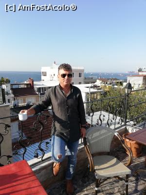 [P04] Sus pe terasa la cafea, în fundal marea Marmara.  » foto by rolandgabriel <span class="label label-default labelC_thin small">NEVOTABILĂ</span>